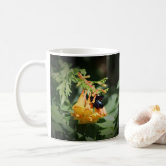 Schwarze Biene auf Orange Trumpet Blume Kaffeetasse