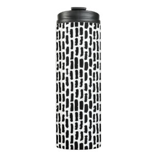 Schwarze Bürste streicht Muster Thermosbecher