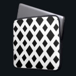 Schwarze Diamanten auf Weiß Laptopschutzhülle<br><div class="desc">Ein gewagtes,  geometrisches Muster großer und kleiner schwarzer Diamanten auf weißem Hintergrund. Das Weiße bildet ein Gitter,  das die Diamantformen trennt. Digitales 9000 x 6000 Pixel Bild. Copyright ©2013 Claire E. Skinner,  Alle Rechte vorbehalten.</div>