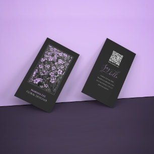 Schwarze elegante florale Visitenkarte mit QR-Code
