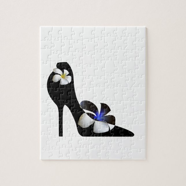 Schwarze, elegante Schuhe mit hohen Absätzen. Hoch (Vertikal)