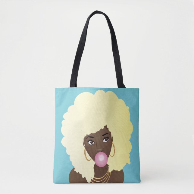 Schwarze Frau, blonde Afro, rosa Bubblegum, blau Tasche (Vorderseite)