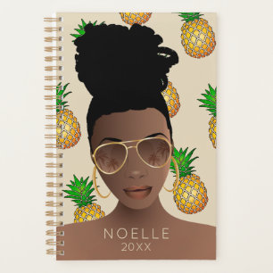 Schwarze Frau, Gold-Shades, Ananas-Muster, Beige Planer