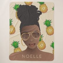 Schwarze Frau, Gold-Shades, Ananas-Muster, Beige