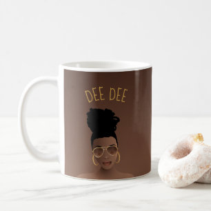 Schwarze Frau, Gold Shades & High Bun, braun Kaffeetasse