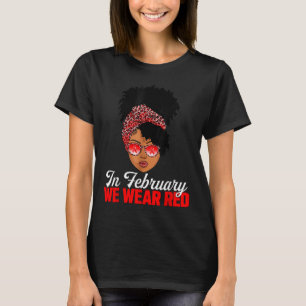 Schwarze Frau im Februar tragen wir eine rote Herz T-Shirt