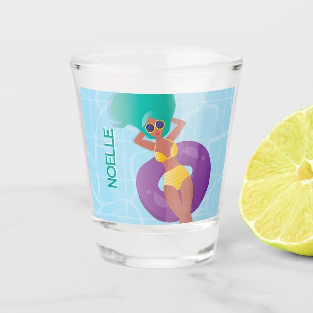 Schwarze Frau in Lounges im Pool Schnapsglas (Vorderseite)