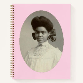 Schwarze Frau mit Fairbow Pink Notizbuch