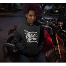 Schwarze Frau mit Sassitude vorsichtig