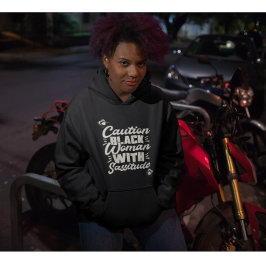 Schwarze Frau mit Sassitude vorsichtig Hoodie