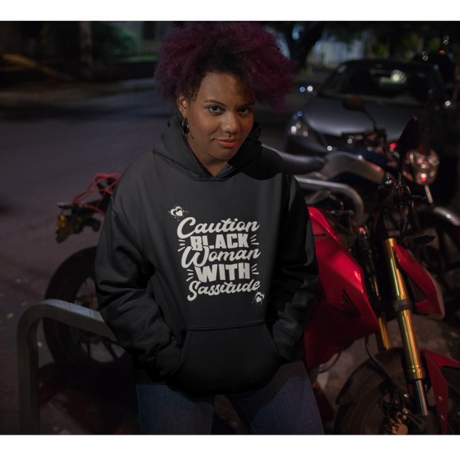 Schwarze Frau mit Sassitude vorsichtig Hoodie (Von Creator hochgeladen)