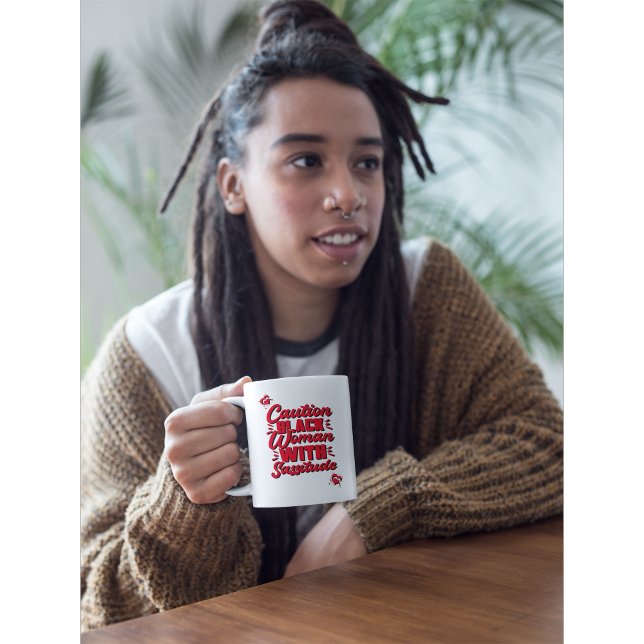 Schwarze Frau mit Sassitude vorsichtig Kaffeetasse (Von Creator hochgeladen)