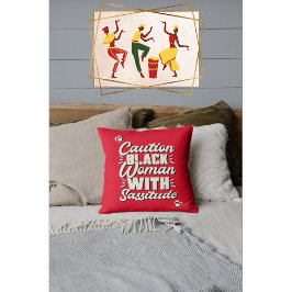 Schwarze Frau mit Sassitude vorsichtig Kissen