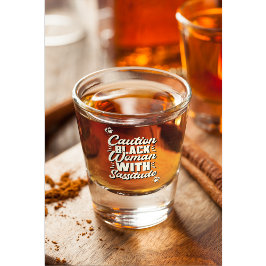 Schwarze Frau mit Sassitude vorsichtig Schnapsglas