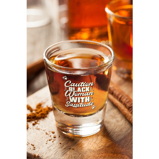 Schwarze Frau mit Sassitude vorsichtig Schnapsglas (Von Creator hochgeladen)