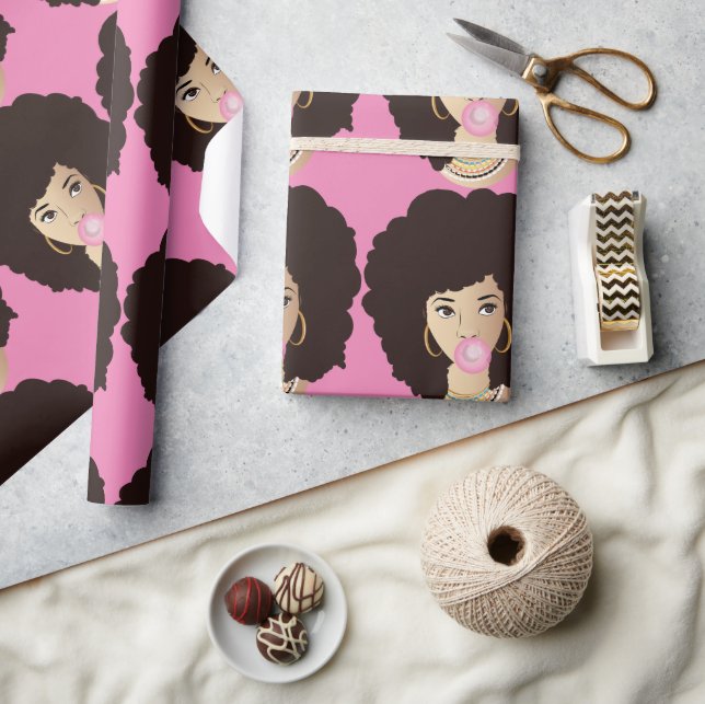 Schwarze Frau, Naturhaare, rosa Bubblegum, rosa Geschenkpapier (Kunsthandwerk)