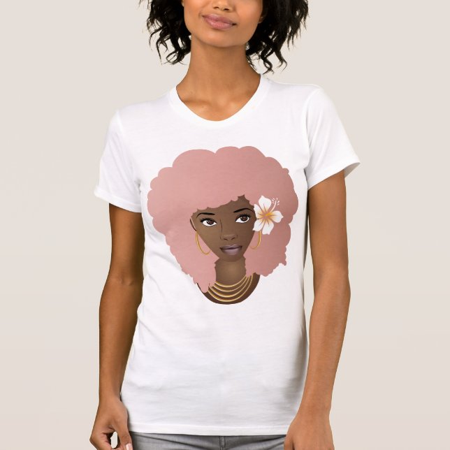 Schwarze Frau, rosa Afro, Blume in ihrem natürlich T-Shirt (Vorderseite)