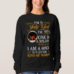 Schwarze Frauen im Juli sind kein Mädchen in einem Sweatshirt