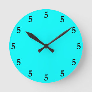 Schwarze Fünf Uhr irgendwo auf aqua Blau