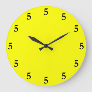Schwarze Fünf Uhr irgendwo auf Gelb