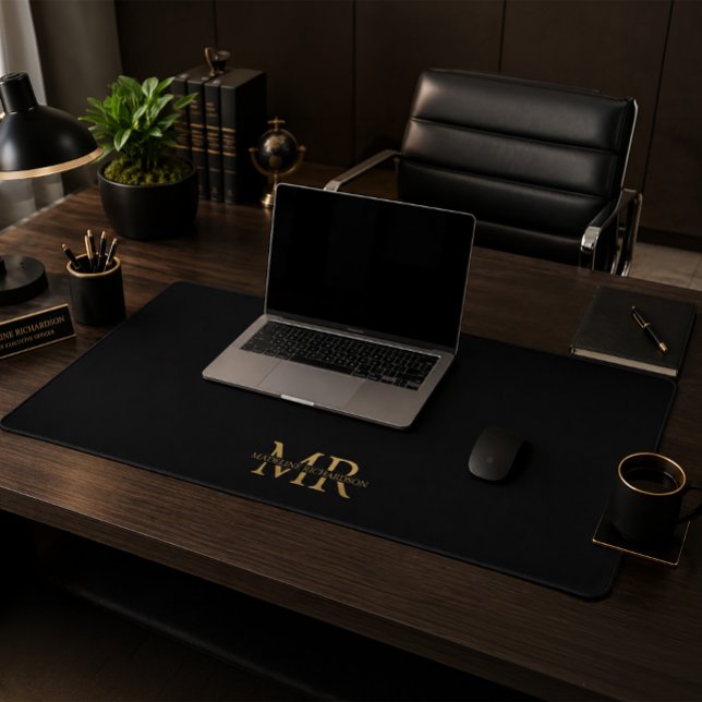 Schwarze Gold Monogram Name Initials Beruflich Schreibtischunterlage (Black and gold monogram desk mat)