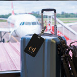 Schwarze goldene Monogramm-Initialen elegant, mode Gepäckanhänger<br><div class="desc">Schwarzer Hintergrund, goldfarbener und weißer Text. Personalisieren und fügen Sie Ihre Monogramm-Initialen und einen Namen hinzu. Golden-weiße Buchstaben. Für ihn und sie.</div>