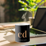 Schwarze Goldmonogramm-Initialen Kaffeetasse<br><div class="desc">Ein klassisch schicker schwarzer Hintergrund. Personalisieren und fügen Sie Ihre Monogramm-Initialen mit goldenen Blockbuchstaben und Ihren Namen in weiß. Modern,  trendig und einfach.</div>