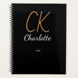 Schwarze Goldmonogramm-Initialen Name 2025 Planer<br><div class="desc">Planen Sie Ihr Jahr stilvoll mit dem "Black Gold Monogram 2025 Planner". Mit einem luxuriösen Schwarz-Gold-Design ist dieser Planer genauso praktisch wie elegant. Das individuell anpassbare Monogramm-Detail fügt eine persönliche Touch hinzu und eignet sich somit hervorragend für den bleibe, der organisiert wird, während Sie Ihren einzigartigen Stil präsentieren. Dieser Planer...</div>