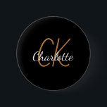 Schwarze Goldmonogramm-Initialnamen minimalistisch Button<br><div class="desc">Schwarzer Hintergrund,  goldfarbener und weißer Text. Personalisieren Sie Ihre Monogramm-Initialen und Ihren Namen und fügen Sie sie hinzu. Der Name wird mit einem Schriftsatz geschrieben,  der im Stil der Mutter geschrieben ist.</div>