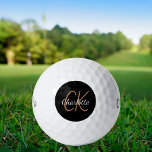 Schwarze Goldmonogramm-Initialnamen minimalistisch Golfball<br><div class="desc">Schwarzer Hintergrund,  goldfarbener und weißer Text. Personalisieren Sie Ihre Monogramm-Initialen und Ihren Namen und fügen Sie sie hinzu. Für ihn und sie. Der Name ist mit einem modernen handgeschriebenen Stilskript geschrieben.</div>