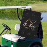 Schwarze Goldmonogramm-Initialnamen minimalistisch Golfhandtuch<br><div class="desc">Stilvoller schwarzer Hintergrund,  goldener,  weißer und grauer Text. Personalisieren Sie Ihre Monogramm-Initialen und Ihren Namen und fügen Sie sie hinzu. Der Name ist mit einem modernen handgeschriebenen Stilskript geschrieben. Ihr Monogramm initialisiert als Hintergrundmuster.</div>