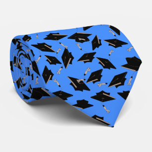 Schwarze Graduierungsklappen in der Luft auf blau Krawatte