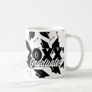 Schwarze Graduierungsklappen in der Luft auf Weiß  Kaffeetasse