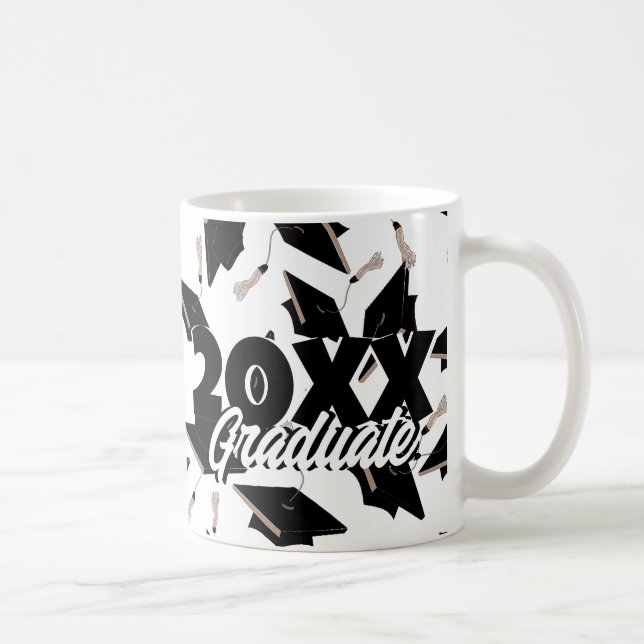 Schwarze Graduierungsklappen in der Luft auf Weiß  Kaffeetasse (Rechts)