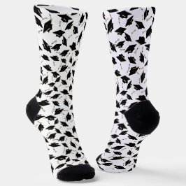 Schwarze Graduierungsklappen in der Luft auf Weiß  Socken