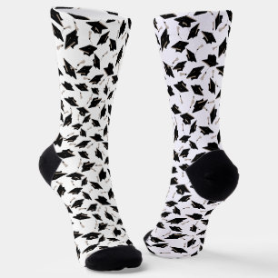 Schwarze Graduierungsklappen in der Luft auf Weiß  Socken