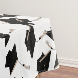 Schwarze Graduierungsklappen in der Luft auf Weiß  Tischdecke