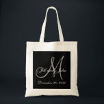Schwarze graue elegante Monogramm-Hochzeit Tragetasche<br><div class="desc">Elegante Monogramm-Hochzeits-Tragetaschen. Entwerfen Sie durch Elke Clarke © 2008 für MonogramGallery bei Zazzle. Schwarzweiss mit grauem Anfangstext überlagerte mit Braut- und Bräutigamnamen und Hochzeitsdatum. Große Hochzeit in Urlaubsortsgasttasche,  Hochzeitsgeschenk,  Hochzeitsandenken oder Gastgeschenk Hochzeit.</div>