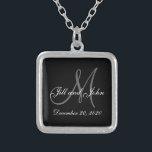 Schwarze graue elegante Monogramm-Hochzeit Versilberte Kette<br><div class="desc">Elegante Monogramm-Hochzeits-Halskette. Entwerfen Sie durch Elke Clarke © 2008 für MonogramGallery bei Zazzle. Schwarzweiss mit grauem Anfangstext überlagerte mit Braut- und Bräutigamnamen und Hochzeitsdatum. Großes Hochzeitsgeschenk,  Hochzeitsandenken oder Gastgeschenk Hochzeit.</div>