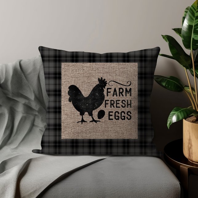 Schwarze Graue Frische Eier Hühnerburlap Kissen (Black checkered, burlap, and chicken, "Farm fresh eggs" decorator pillow.)