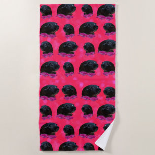 Schwarze Guinea Schweine auf Hübsch rosa Rosen Strandtuch