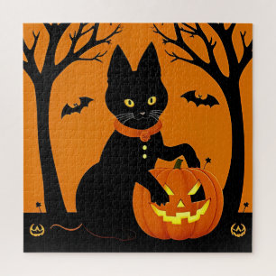 Schwarze Halloween-Katze umgeben von Kürbislaterne