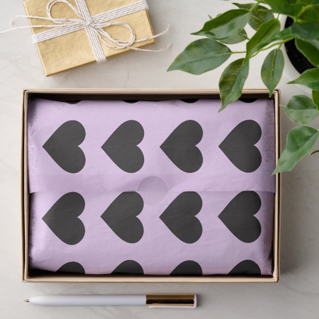 Schwarze Herzen auf dem Lavendel-Gewebe Seidenpapier (Geschenk)