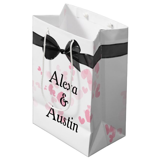 Schwarze Hochzeitskuh auf Weiß mit Herz Mittlere Geschenktüte (Vorderseite Schrägansicht)