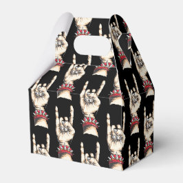 Schwarze Horns auf Geschenkschachtel