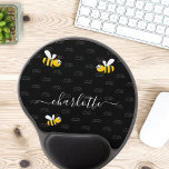 Schwarze Hummeln Sommerspass Spaß Monogramm Gel Mousepad<br><div class="desc">Mit fröhlichen, lächelnden, gelben und schwarzen Hummeln dekoriert. Ein schicker schwarzer Hintergrund. Personalisieren und fügen Sie einen Namen und Ihr Monogramm, Initialen. Das Monogramm in Grau als Muster im Hintergrund. Der Name ist weiß mit einem modernen, handgeschriebenen Stylie-Skript mit Swashes geschrieben. Um die Swashes behalten, löschen Sie nur den Beispielnamen,...</div>