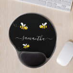 Schwarze Hummeln Sommerspass Spaß Name Gel Mousepad<br><div class="desc">Die gelben und schwarzen Hummeln sind fröhlich und lächelnd. Ein schicker schwarzer Hintergrund. Personalisieren und einen Namen hinzufügen. Der Name wird mit einem modernen handgeschriebenen Stylie-Skript mit Swashes geschrieben. Um die Swashes behalten,  löschen Sie nur den Beispielnamen,  verlass die Leerzeichen oder Emoji's vor und nach dem Namen.</div>