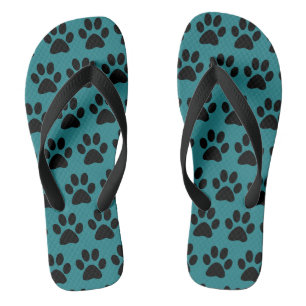 Schwarze Hundepfotenabdrücke auf Blaugrün Türkis Flip Flops
