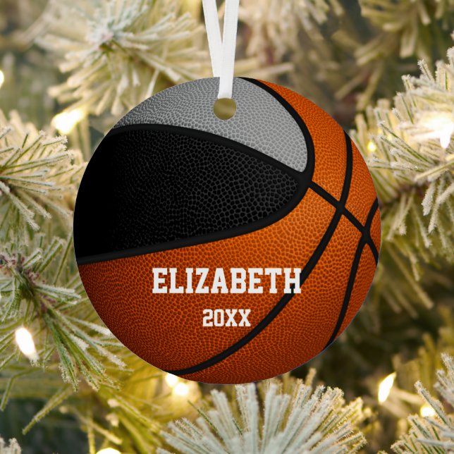 Schwarze Jungs mit grauen Mädchen halten Basketbal Ornament Aus Metall (InSitu)