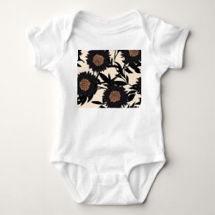 Schwarze Kamille, Gerbera: cremiger Hintergrund. Baby Strampler
